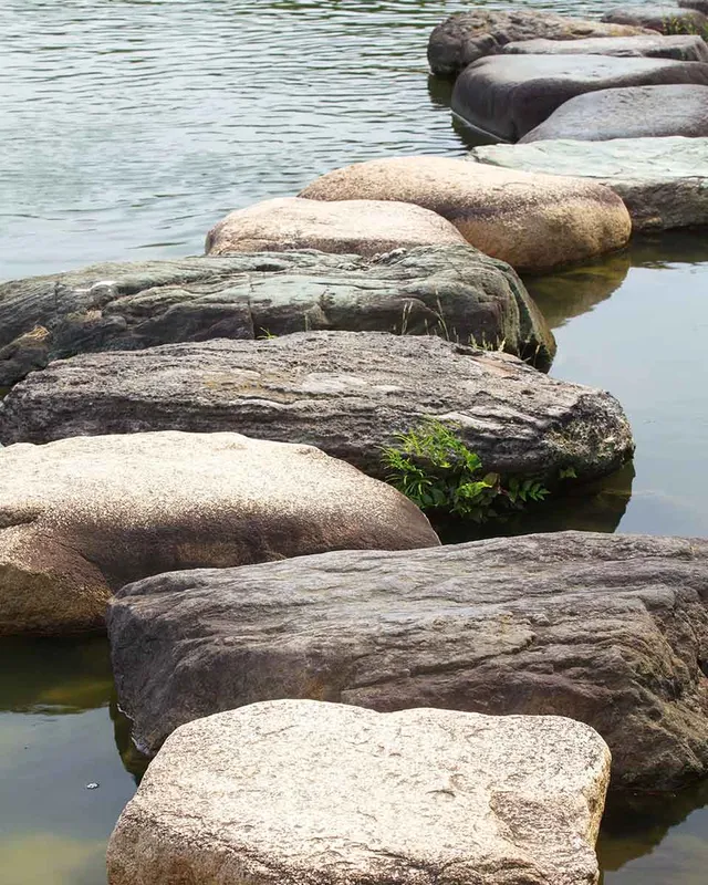 Trittsteine, die über das Wasser führen
